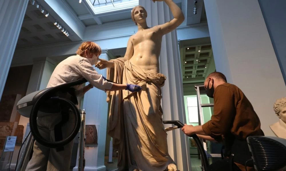 Το Βρετανικό Μουσείο ανοίγει στο κοινό: Γιγαντιαία επιχείρηση καθαρισμού